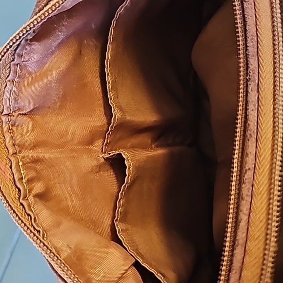 Gun tote'n Momas, leather bag. Lots of zippers and pockets. - Picture 13 of 17